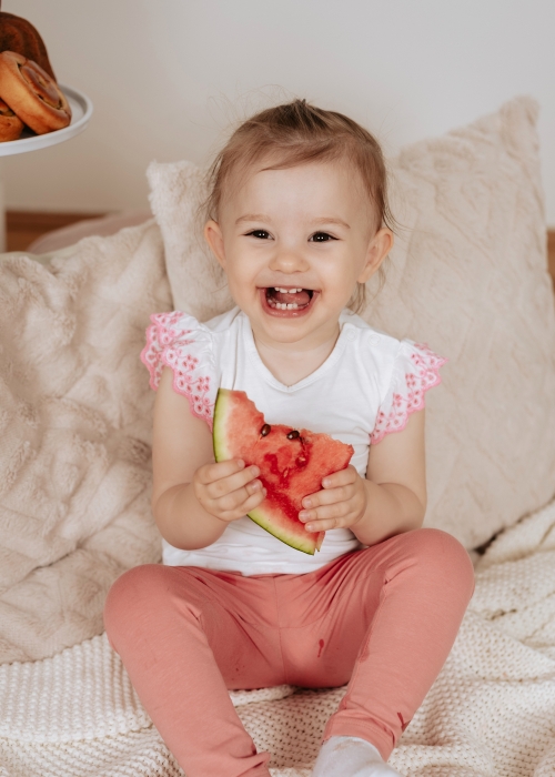 fröhliches Mädchen mit Wassermelone