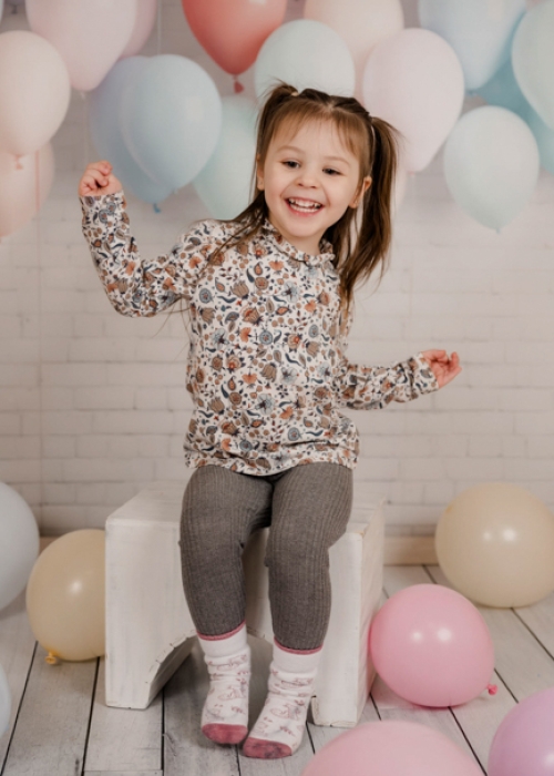 Fröhliches Mädchen beim Kindergartenfotografen