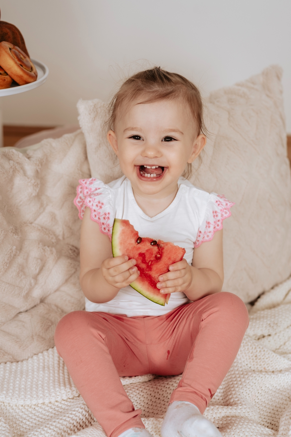 fröhliches Mädchen mit Wassermelone