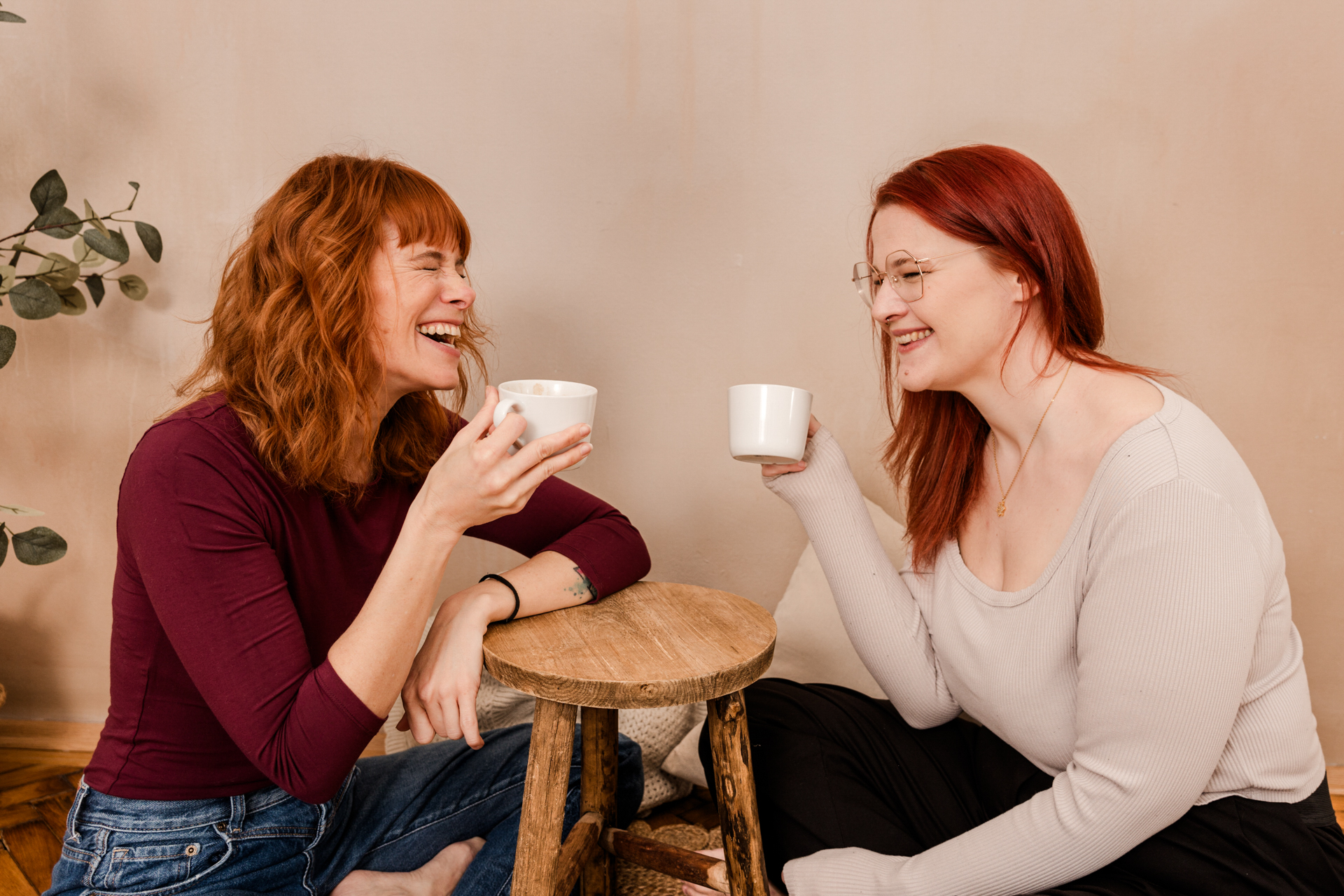Miriam und Anna trinken Kaffee und lachen