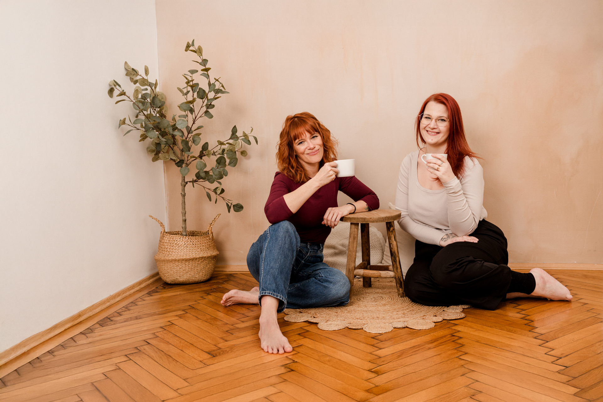 Miriam und Anna sitzen gem&uuml;tlich beim Kaffee