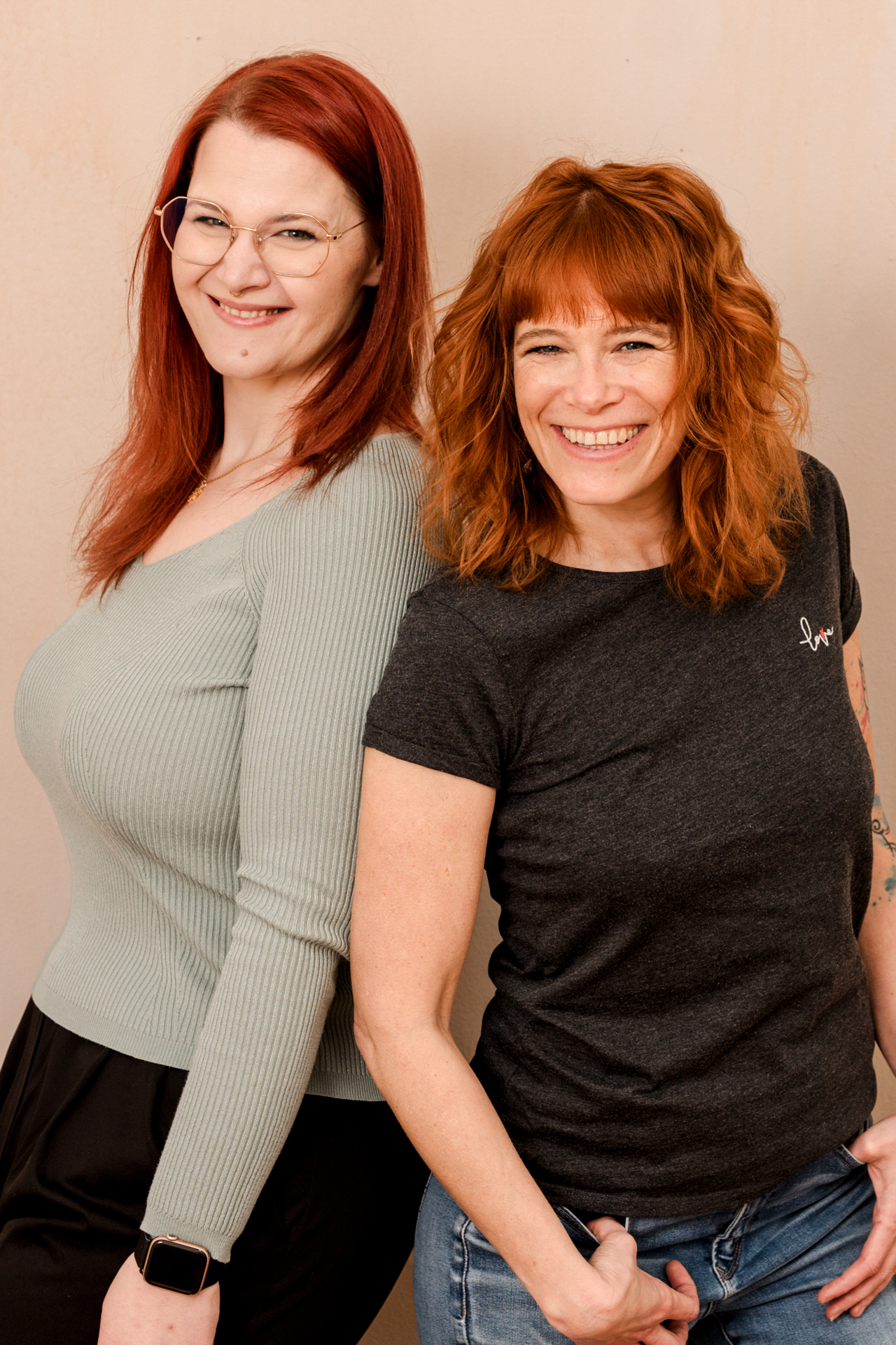 Anna und Miriam stehen R&uuml;cken an R&uuml;cken