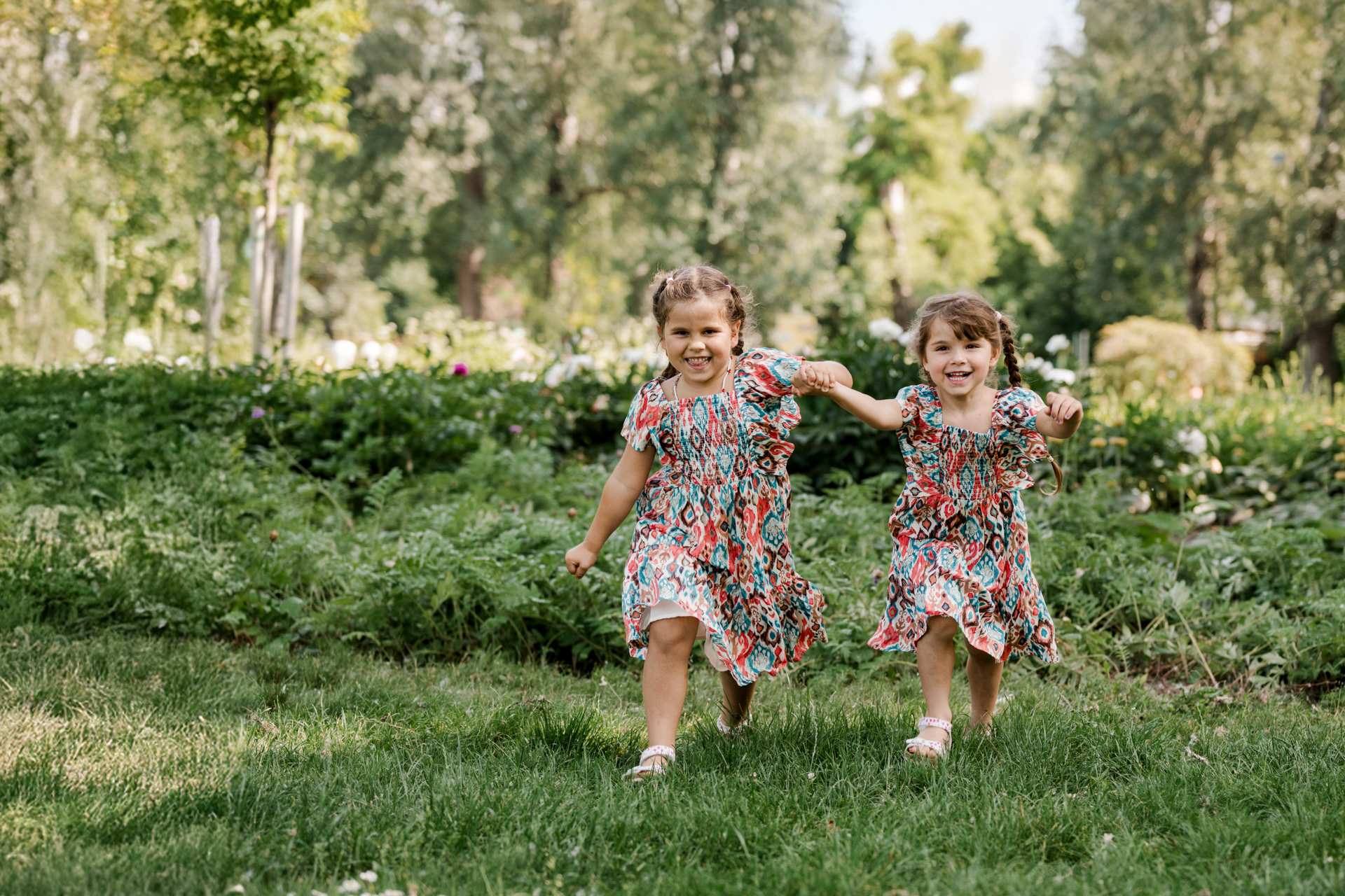 Kinder laufen &uuml;ber Wiese