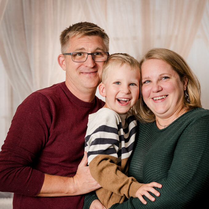 Weihnachtsfoto einer Familie vor einem hellen Hintergrund
