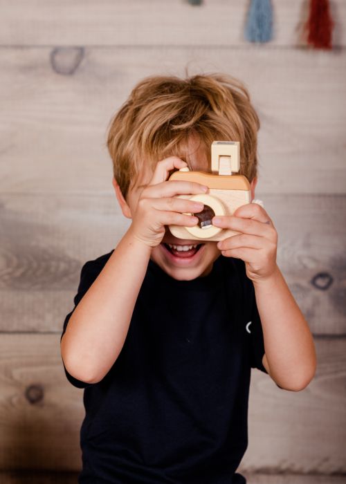Kind mit Kamera, Spielzeugkamera