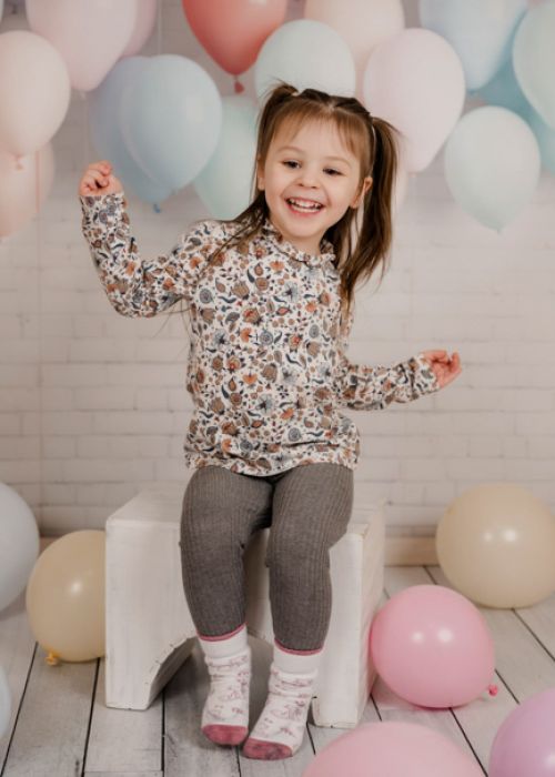 Fr&ouml;hliches M&auml;dchen beim Kindergartenfotografen