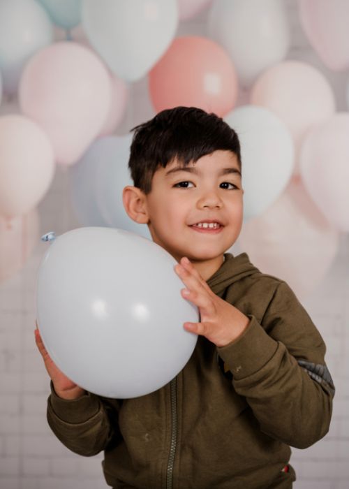 Kindergarten Kind mit Luftballon