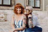 Miriam und Anna sitzen fröhlich in einer sommerlichen Brise.